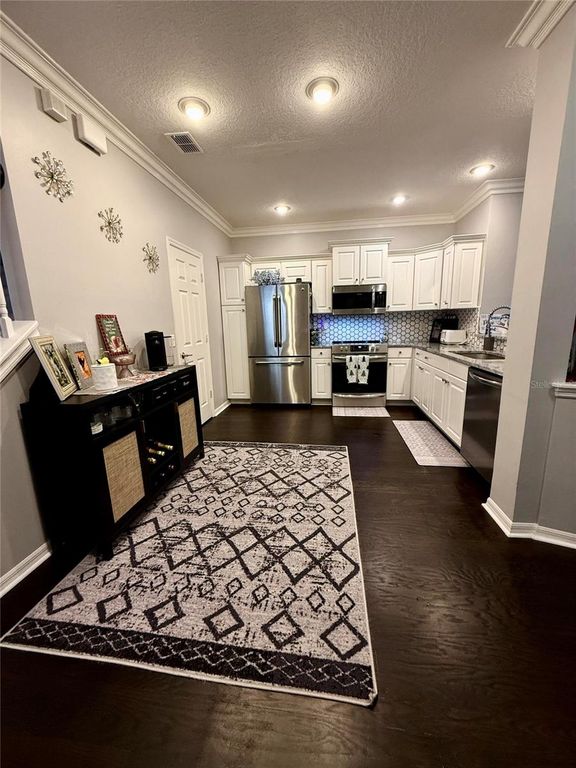 Image 6 of property listing at 6517 SPRING OAK COURT, Tampa, FL 33625