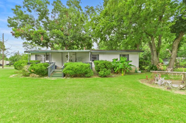 106 N 3rd Street, Highlands, TX 77562
