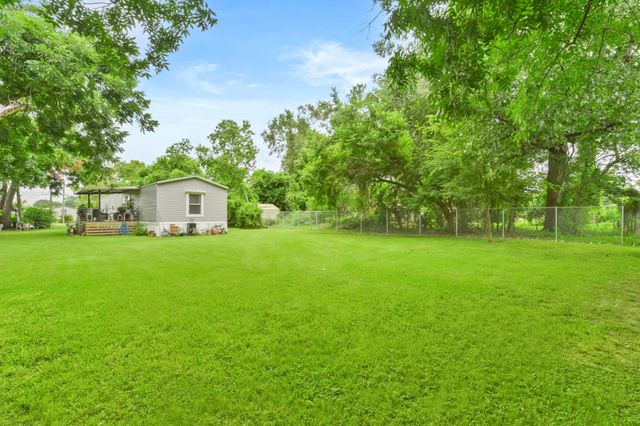 106 N 3rd Street, Highlands, TX 77562