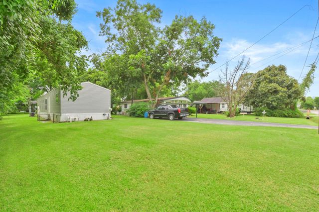 106 N 3rd Street, Highlands, TX 77562