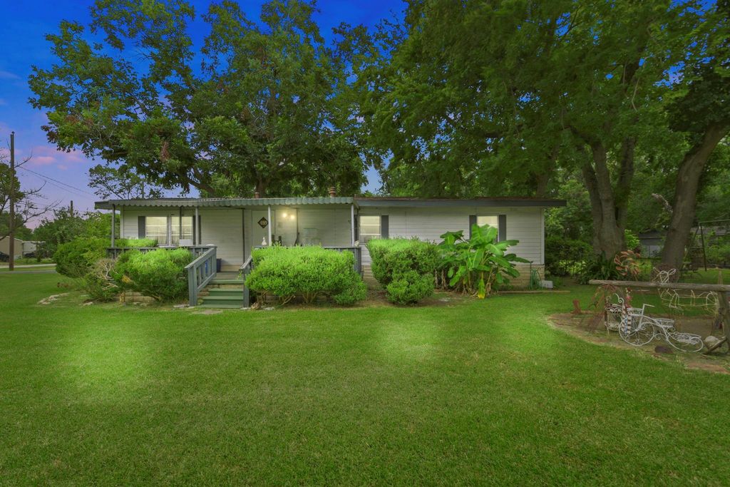 106 N 3rd Street, Highlands, TX 77562