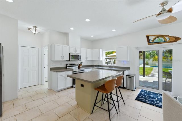 236 15TH AVENUE SE, St Petersburg, FL 33701