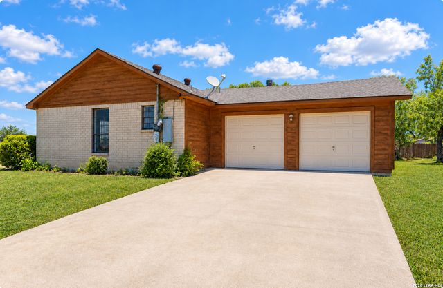 475 FM 2200 W, Devine, TX 78016