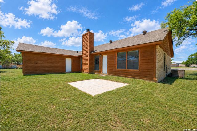 475 FM 2200 W, Devine, TX 78016