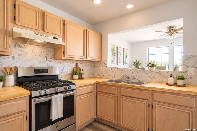 475 FM 2200 W, Devine, TX 78016