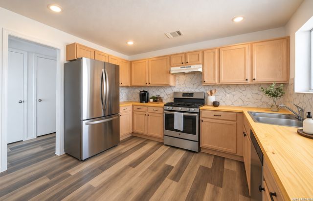 475 FM 2200 W, Devine, TX 78016