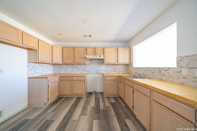 475 FM 2200 W, Devine, TX 78016