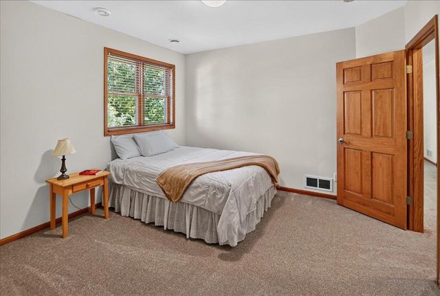 8 Peregrine COURT, Verona, WI 53593