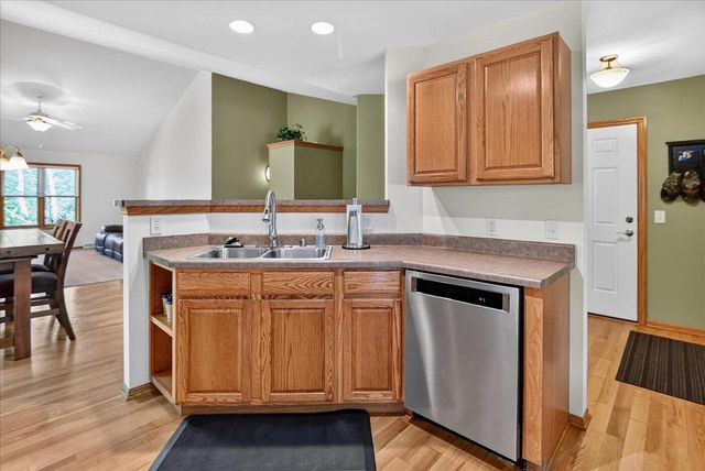 8 Peregrine COURT, Verona, WI 53593