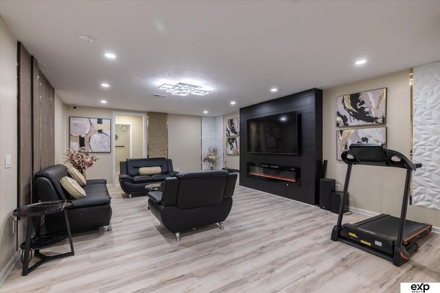 16901 Vernon Avenue, Omaha, NE 68116