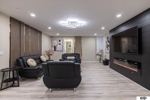 16901 Vernon Avenue, Omaha, NE 68116