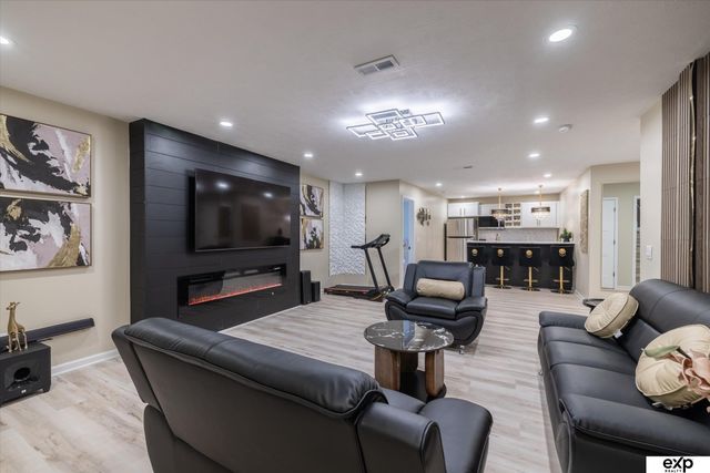 16901 Vernon Avenue, Omaha, NE 68116