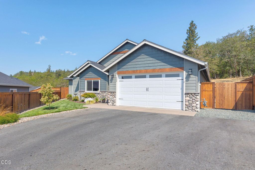 326 SW Kennedy Way, Grants Pass, OR 97526