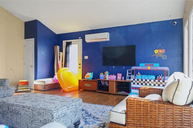 1945 Hemlock Drive, Haltom City, TX 76117