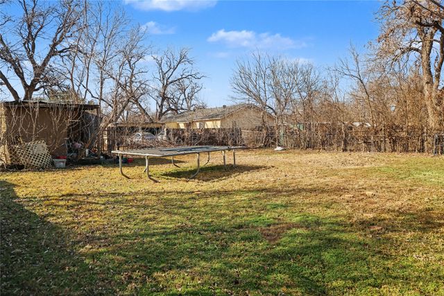 1945 Hemlock Drive, Haltom City, TX 76117