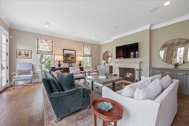 99 Tudor Place, Kenilworth, IL 60043