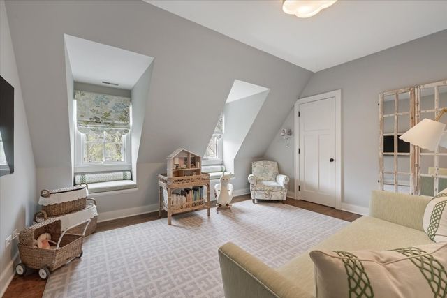 99 Tudor Place, Kenilworth, IL 60043