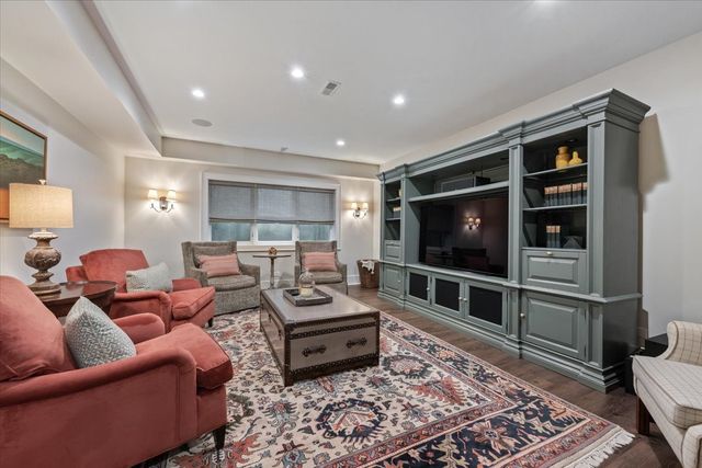 99 Tudor Place, Kenilworth, IL 60043