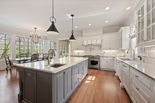 99 Tudor Place, Kenilworth, IL 60043