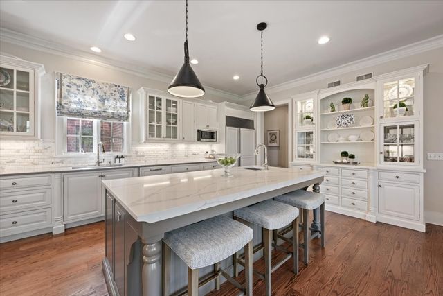 99 Tudor Place, Kenilworth, IL 60043