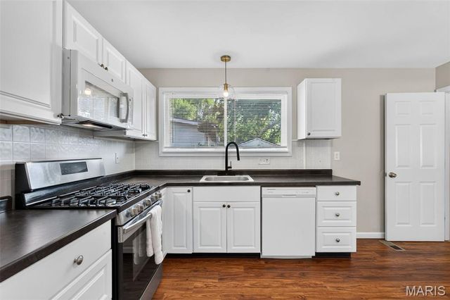 200 Falcon Drive, Florissant, MO 63031