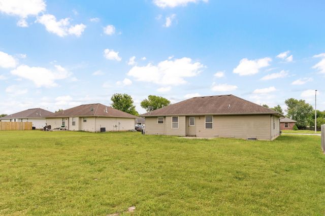 5551 W David Street W, Springfield, MO 65802