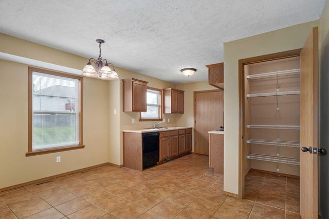5551 W David Street W, Springfield, MO 65802