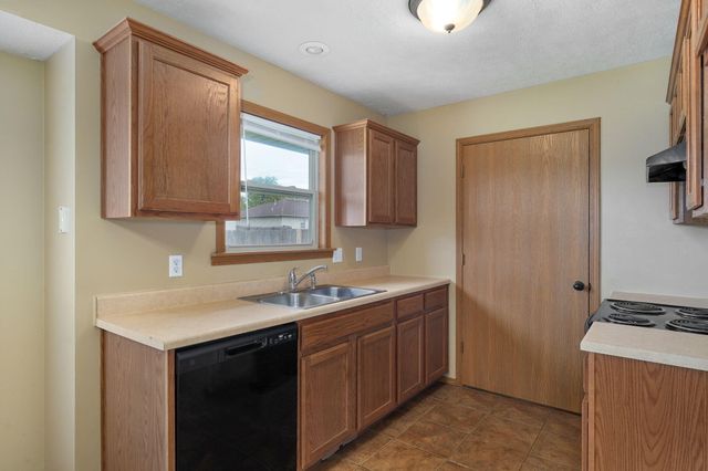 5551 W David Street W, Springfield, MO 65802