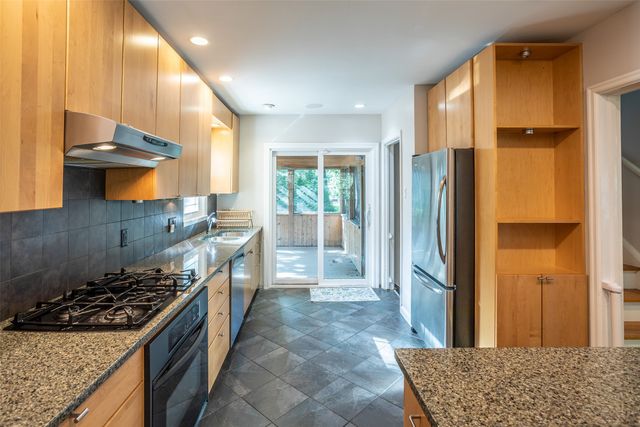 5905 Walnut Hill Drive, Des Moines, IA 50312