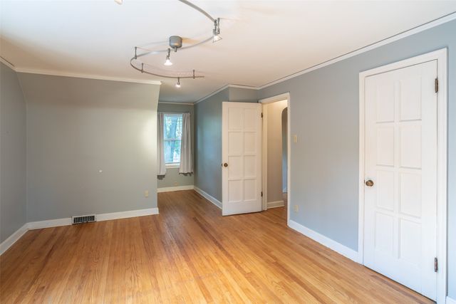 5905 Walnut Hill Drive, Des Moines, IA 50312
