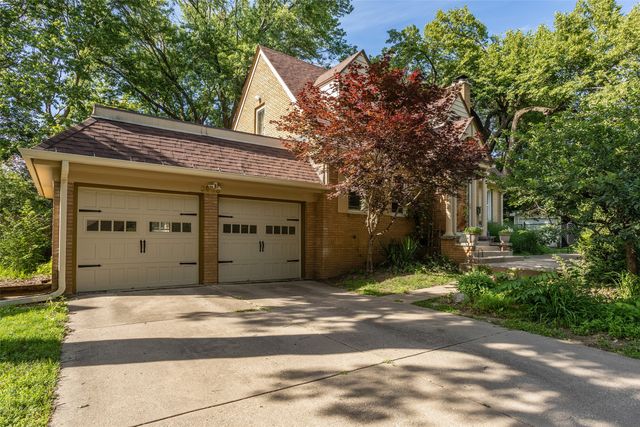 5905 Walnut Hill Drive, Des Moines, IA 50312