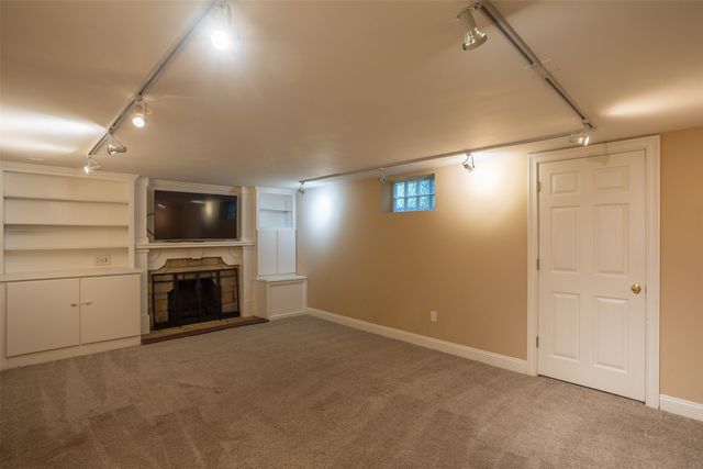 5905 Walnut Hill Drive, Des Moines, IA 50312