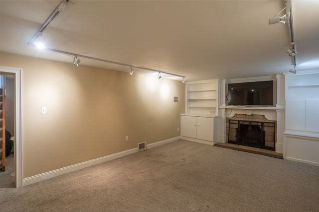 5905 Walnut Hill Drive, Des Moines, IA 50312