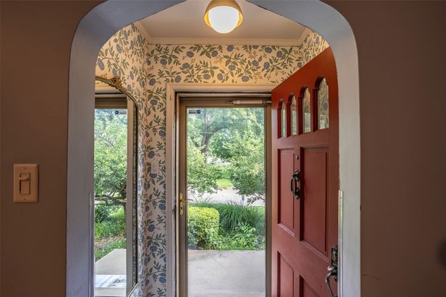 5905 Walnut Hill Drive, Des Moines, IA 50312