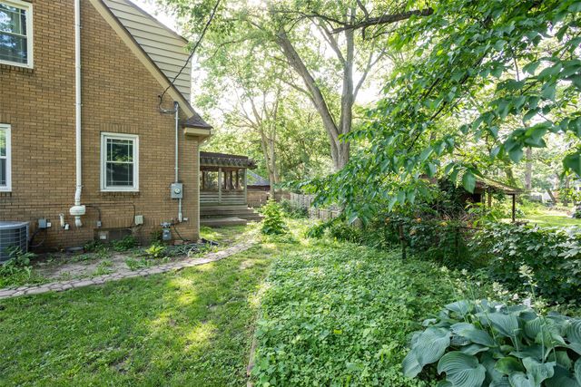 5905 Walnut Hill Drive, Des Moines, IA 50312