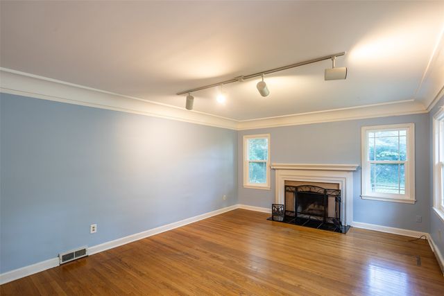 5905 Walnut Hill Drive, Des Moines, IA 50312