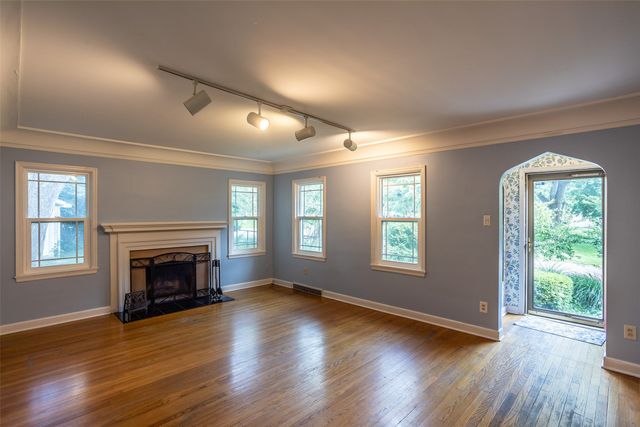 5905 Walnut Hill Drive, Des Moines, IA 50312
