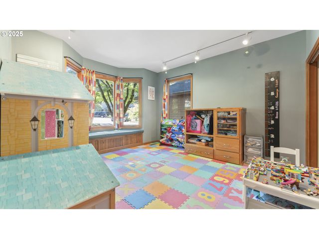 2323 THRUSH Ct, Salem, OR 97306