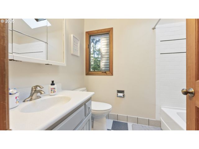 2323 THRUSH Ct, Salem, OR 97306