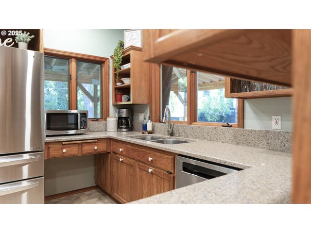 2323 THRUSH Ct, Salem, OR 97306