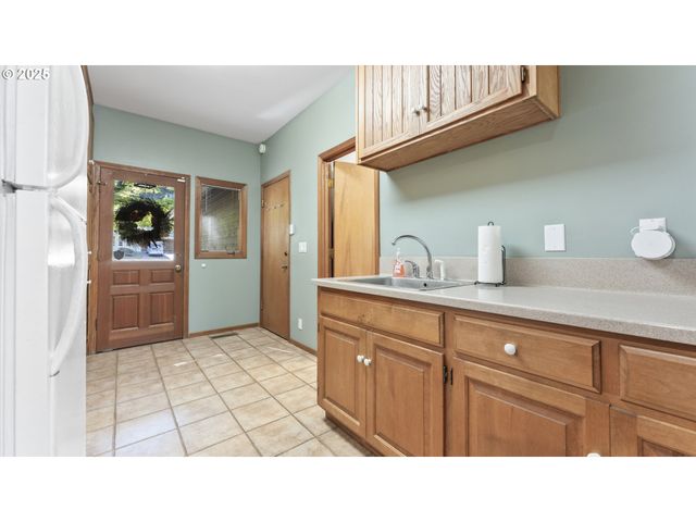 2323 THRUSH Ct, Salem, OR 97306