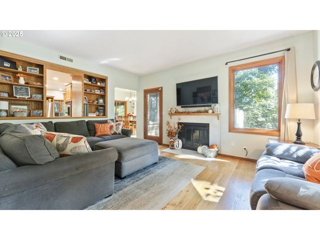 2323 THRUSH Ct, Salem, OR 97306