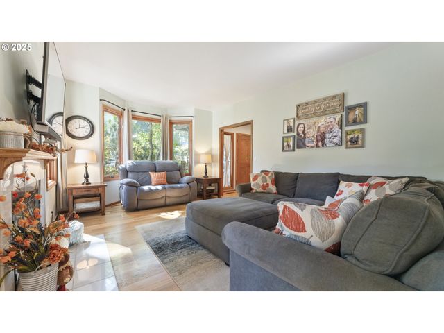 2323 THRUSH Ct, Salem, OR 97306