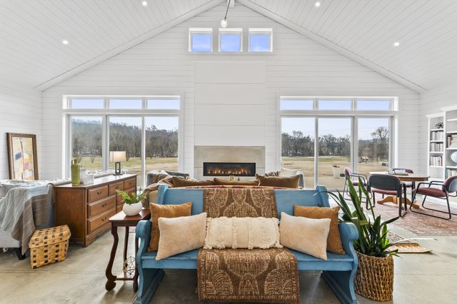 105 McKinney Rd, Gordonsville, TN 38563