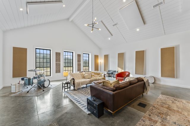 105 McKinney Rd, Gordonsville, TN 38563