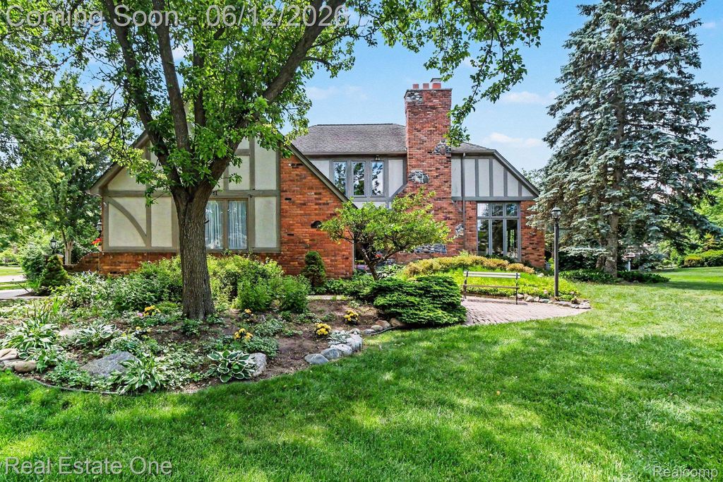 1751 Carpenter Drive, Troy, MI 48098