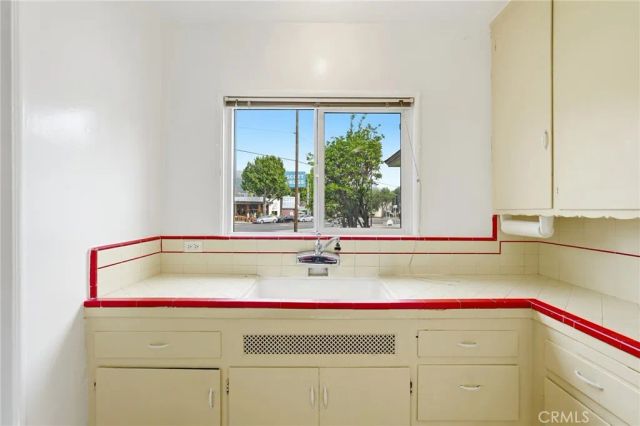 2205 N Glenoaks Boulevard, Burbank, CA 91504