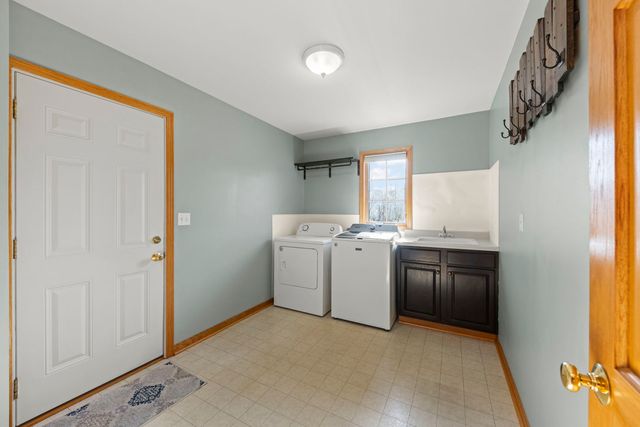 1242 Bristol Drive W, Sycamore, IL 60178