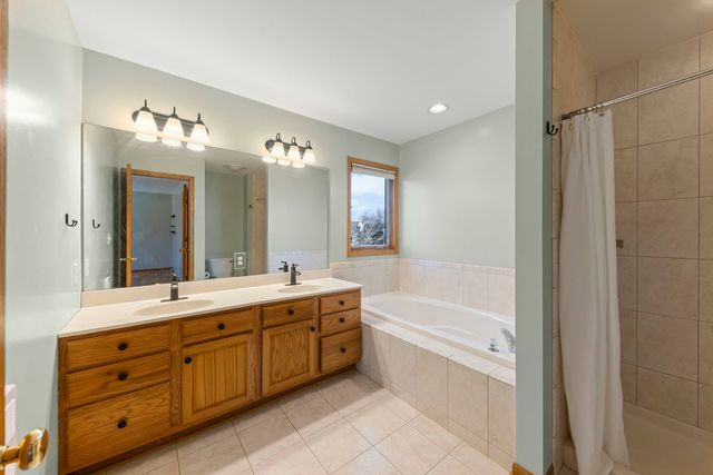 1242 Bristol Drive W, Sycamore, IL 60178