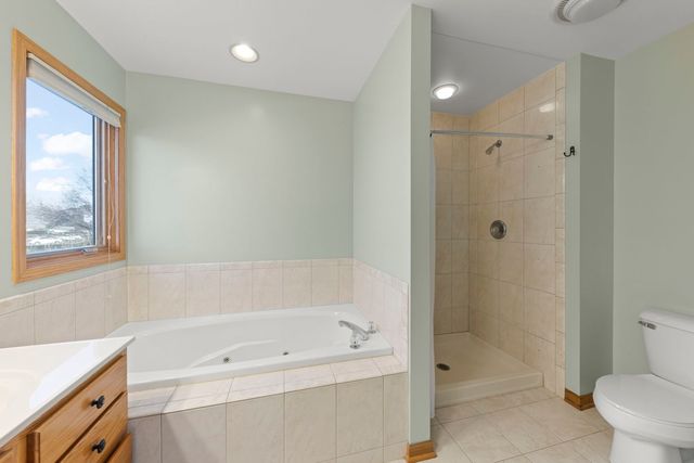 1242 Bristol Drive W, Sycamore, IL 60178